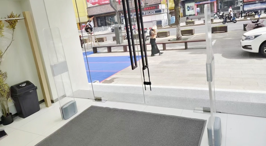 АМ&РФИД двострука фреквенција: Интелигентна сигурност за малопродају одеће.